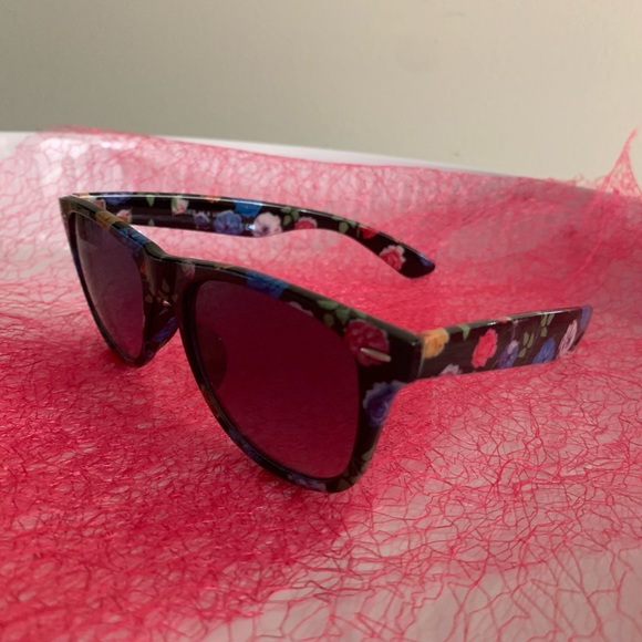 Wayfarer style retro black floral sunglasses - Picture 3 of 3